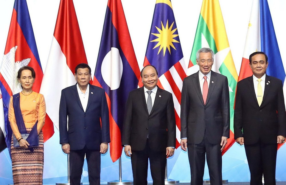 Vietnamese Prime Minister Nguyen Xuan Phuc (centre) stands among the leaders (Photo: VNA)