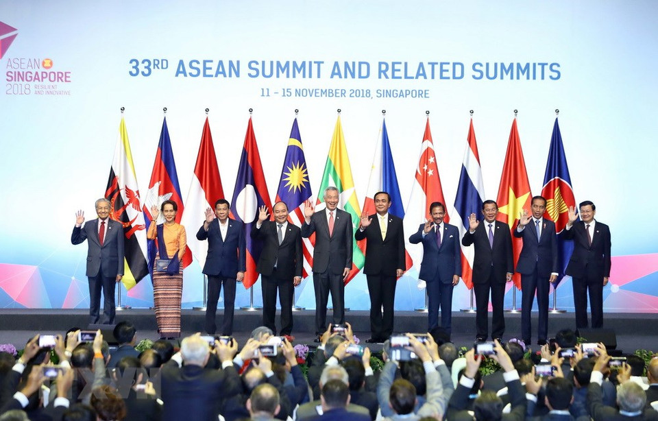 Leaders of the ten ASEAN member states stand on stage together at the opening ceremony of the 33rd ASEAN Summit (Photo: VNA)