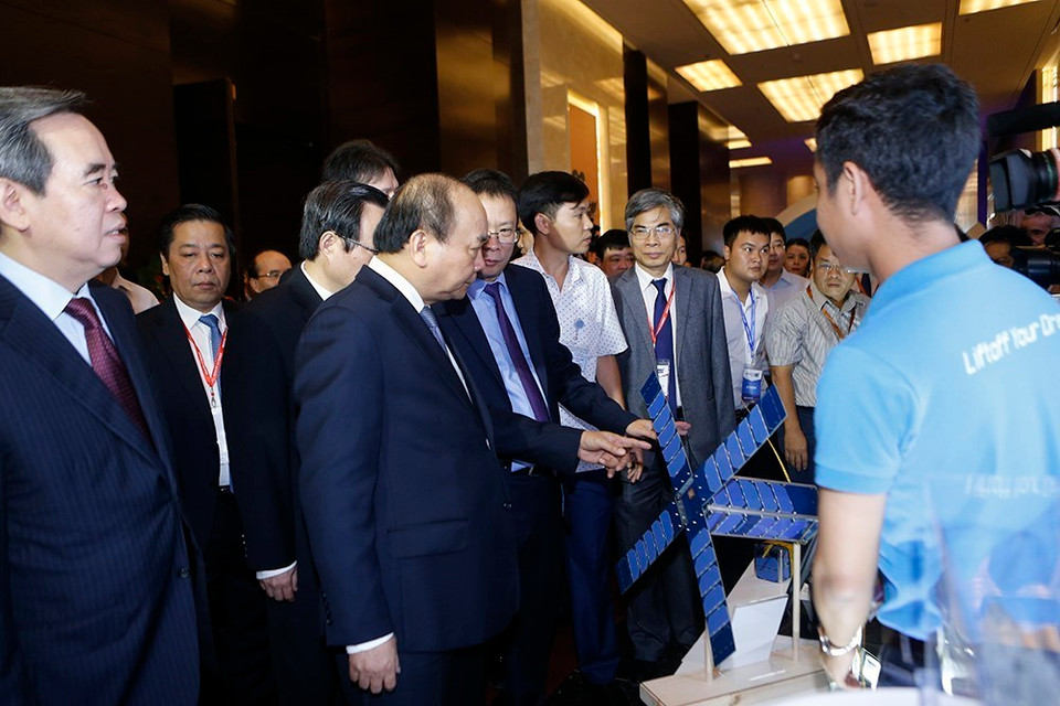 Prime Minister Nguyen Xuan Phuc visits the Industry 4.0 Exhibition 2018 (Source: VNA)