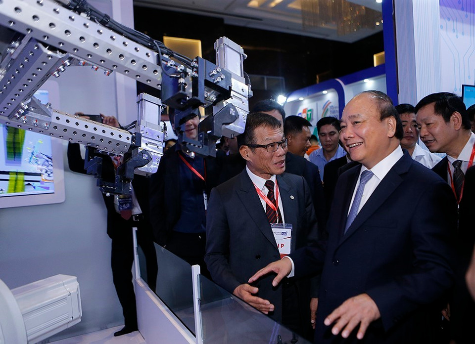 Prime Minister Nguyen Xuan Phuc visits the Industry 4.0 Exhibition 2018 (Source: VNA)