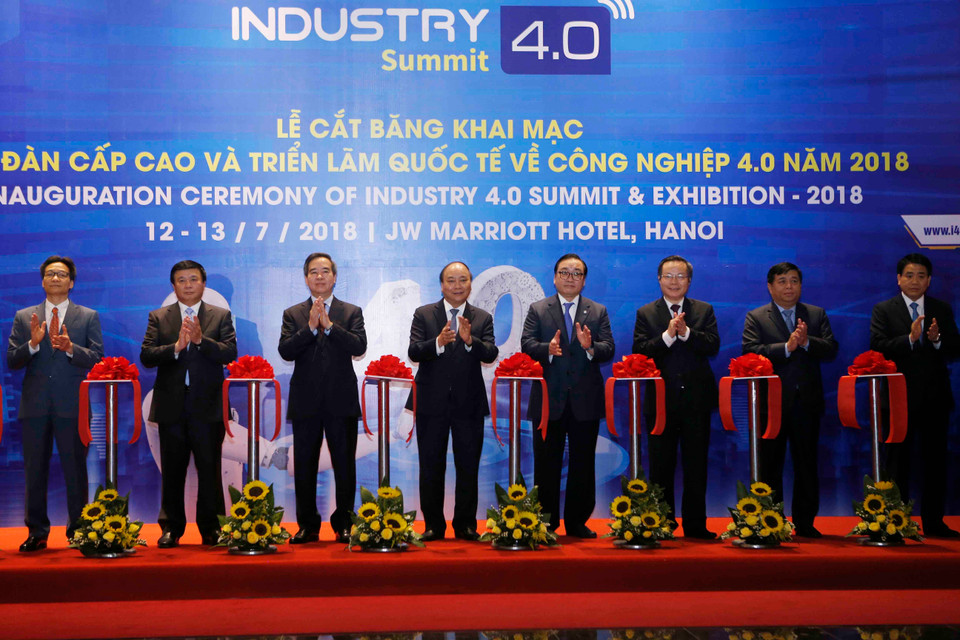 Prime Minister Nguyen Xuan Phuc (fourth from left) and other leaders cut ribbon to open Industry 4.0 Summit and Exhibition 2018 on July 13 (Source: VNA)