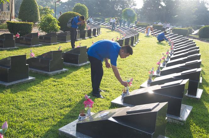 Can Gio youth union members visit Rung Sac Martyrs’ Cemetery to worship national heroes and soldiers who sacrificed their lives to protect the country (Photo: VNA)