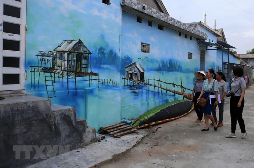 These mural paintings depict the beautiful scenery of Tam Giang lagoon and daily activities of fishermen (Photo: VNA)