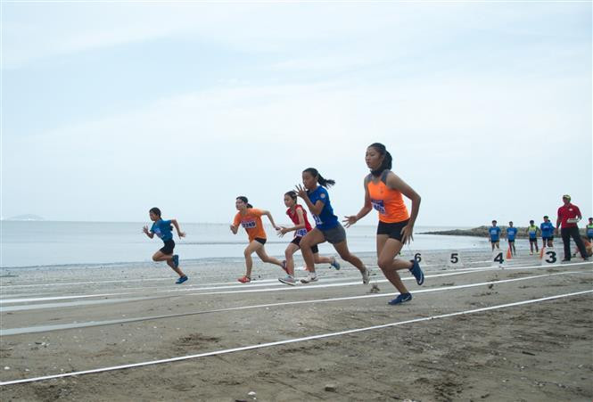Young people take part in the beach athletics tournament in Can Gio district (Photo: VNA)