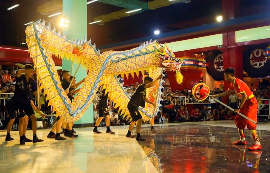 Dragon dance performance at International Lion, Dragon and Unicorn Dance Festival 2019 (Photo: VNA)