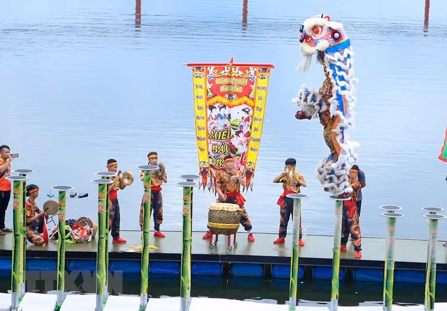 Lion dance performance on a large-scale water stage at International Lion, Dragon and Unicorn Dance Festival 2019 (Photo: VNA)