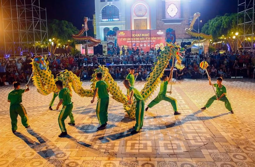 Dragon dance performance at International Lion, Dragon and Unicorn Dance Festival 2019 (Photo: VNA)