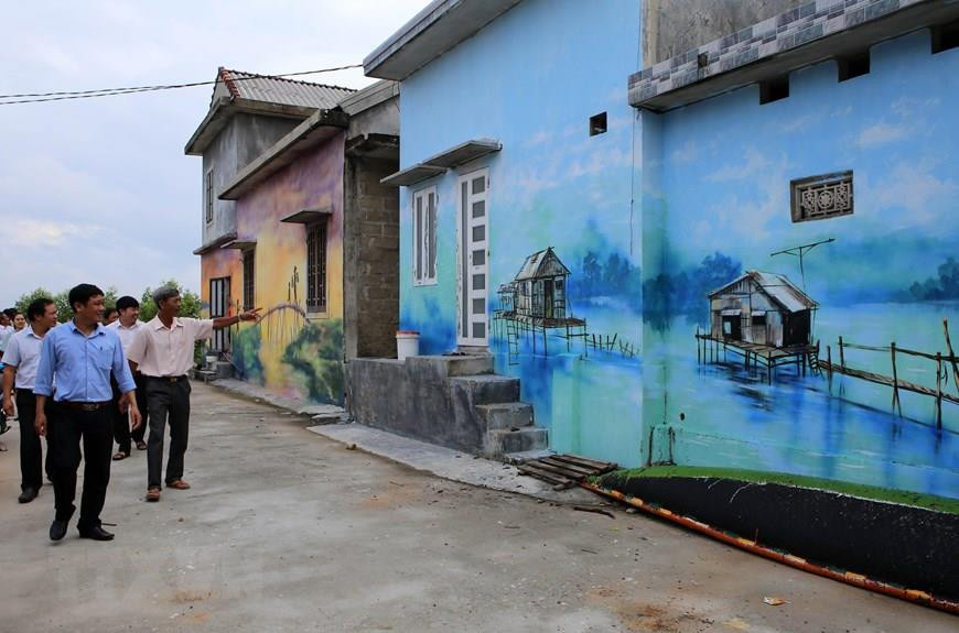 Since mid-2019, My Thanh fishing village has been dressed up with colorful mural paintings with the help of volunteers from the University of Arts and Hue Forestry University (Photo: VNA)