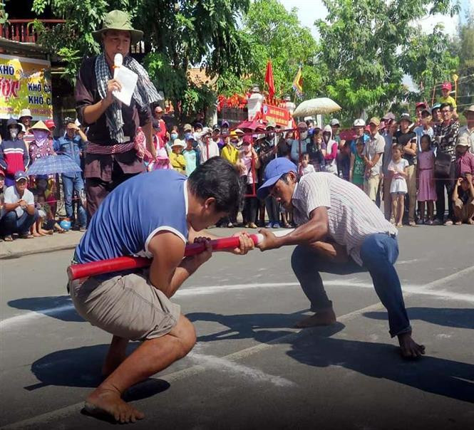 Local youth participate in stick-pushing folk game at Nghinh Ong Festival 2019 (Photo: VNA)