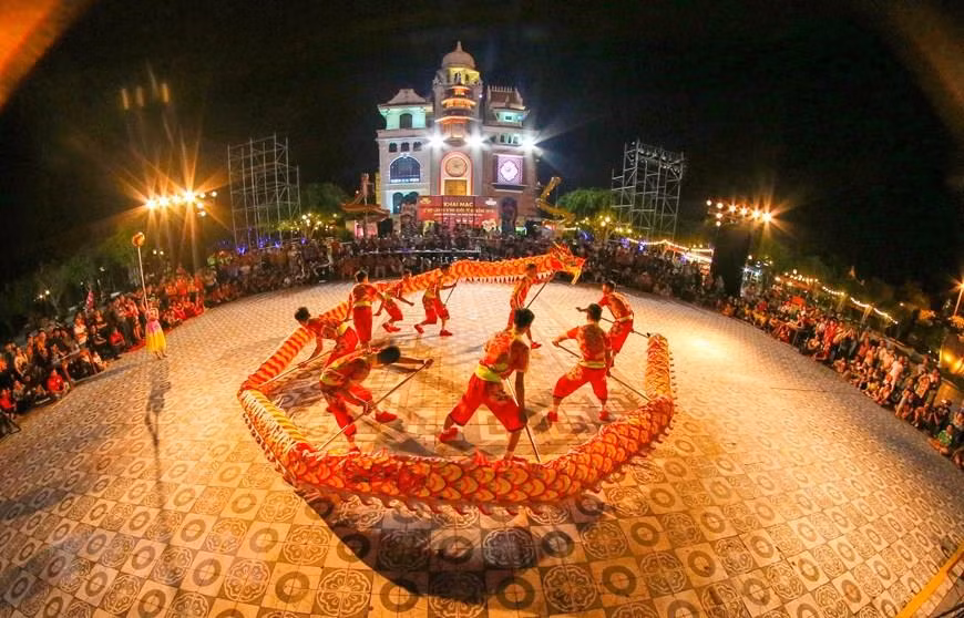 Dragon dance performance at International Lion, Dragon and Unicorn Dance Festival 2019 (Photo: VNA)