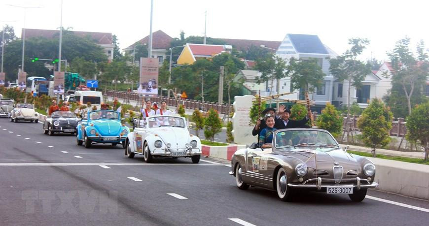 Parade of classic cars in the ancient town of Hoi An (Photo: VNA)