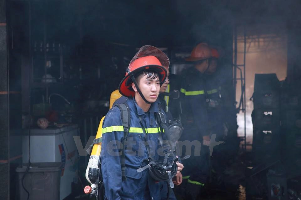 A fire fighter at the site (Photo: VNA)