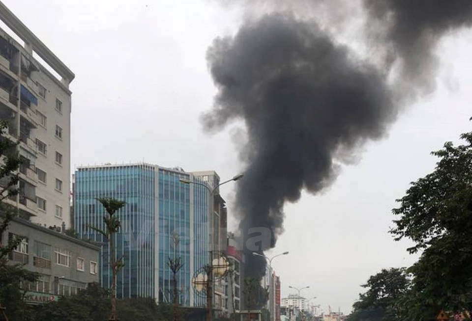 Black smoke could be seen from several kilometers away (Photo: VNA)