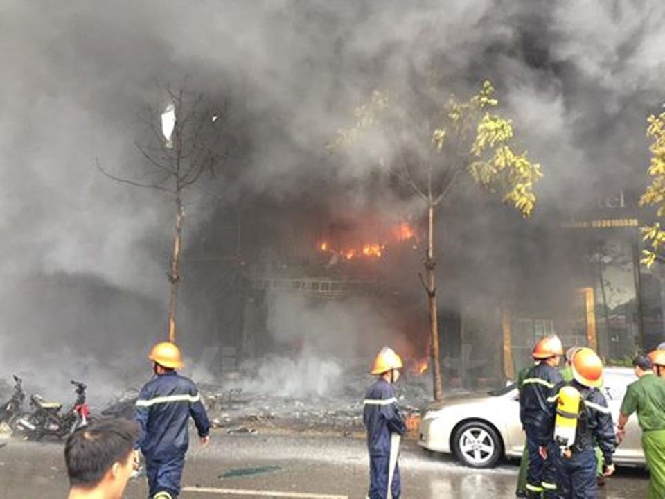 Fire fighters struggle with the fire (Photo: VNA)