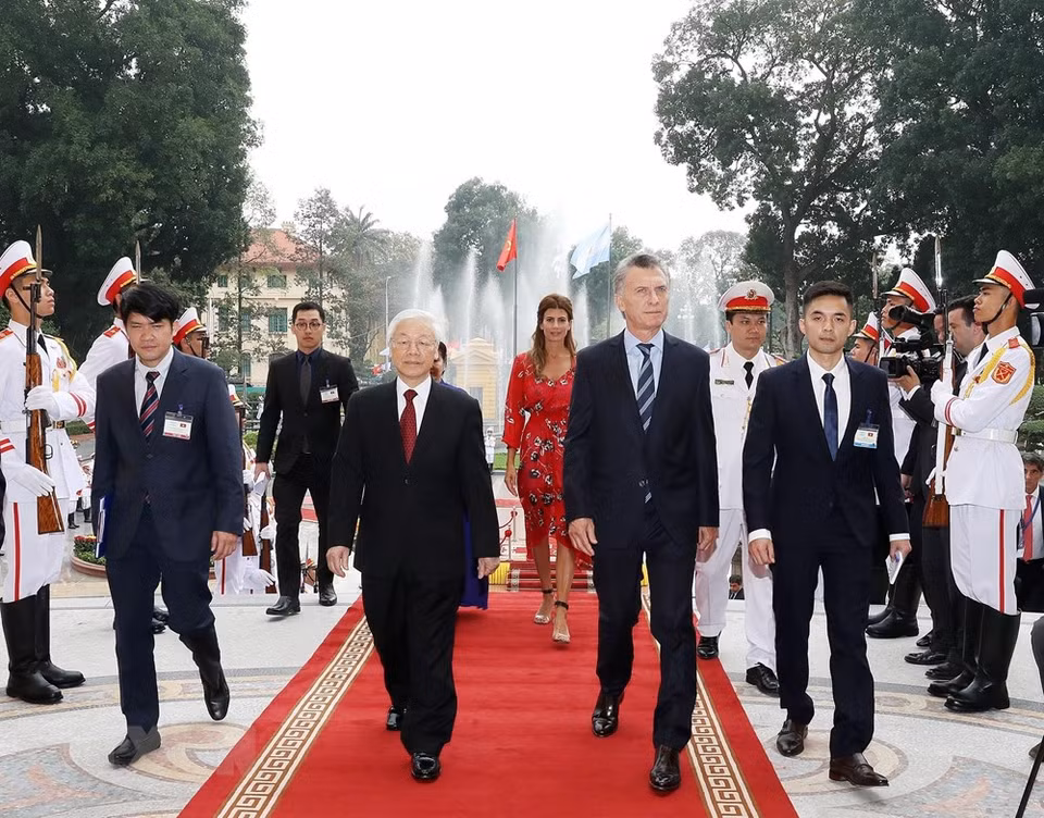 Party General Secretary and President Nguyen Phu Trong and President of Argentina Mauricio Macri (Photo: VNA)