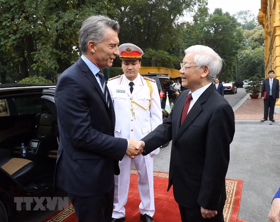 Party General Secretary and President Nguyen Phu Trong (right) greets President of Argentina Mauricio Macri (Photo: VNA)