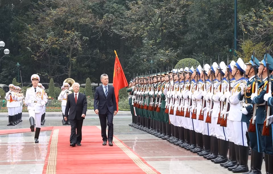 Party General Secretary and President Nguyen Phu Trong and President of Argentina Mauricio Macri inpsect the guard of honour (Photo: VNA)