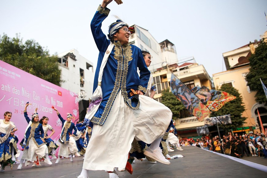 During the festival, visitors have a chance to enjoy traditional Yosakoi, unique style of Japanese street dance(Photo: VNA)