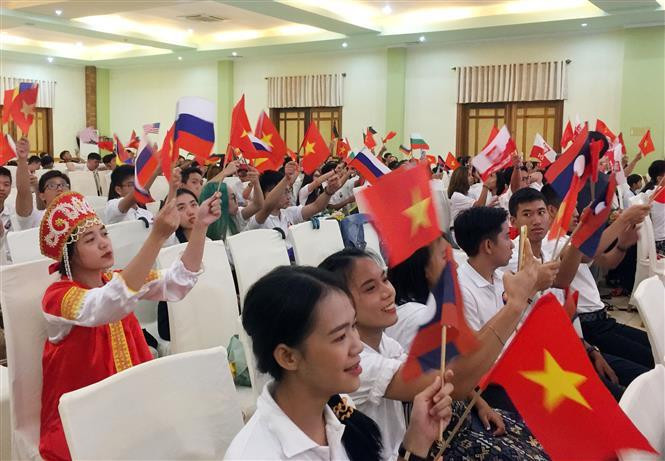 After 15 days of the summer camp with lots of activities across 10 cities and provinces from the north to the central coast, 155 Vietnamese youths and students from 29 countries said goodbye to each other (Photo: VNA)