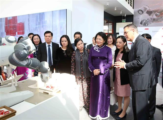 Vice President Dang Thi Ngoc Thinh and delegates view an automated product of ABB Group (Photo: VNA)