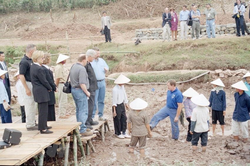  US President Bill Clinton and Dan and David Evert - Air Force Lieutenant Lawrence Evert's sons, meet with the crew POW / MIA operation at the scene (Photo: VNA)