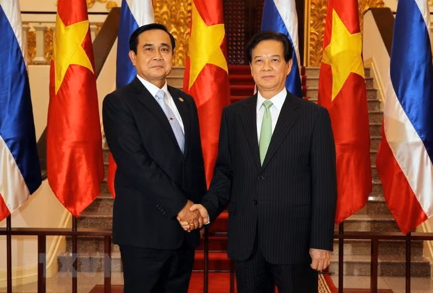 Prime Minister Nguyen Tan Dung (R) welcomes and holds talks with his Thai counterpart Prayuth Chan-ocha during the latter’s visit to Vietnam from November 27-28, 2014 (Photo: VNA)