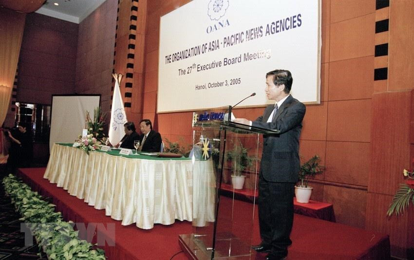 VNA General Director Le Quoc Trung addresses the opening session of the 27th OANA Executive Board Meeting, Hanoi, October 3, 2005 (Photo: VNA)