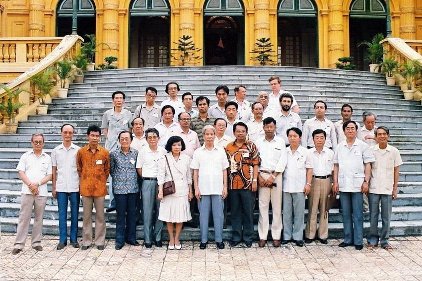 Chairman of the Council of Ministers Do Muoi receives Japan’s Kyodo News Agency delegation who attends the 10th OANA Executive Board Meeting hosted by VNA, Hanoi, June 17, 1989 (Photo: VNA)