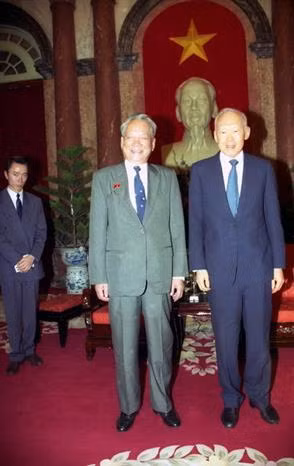 President Le Duc Anh welcomes senior minister of Singapore Lee Kuan Yew, Hanoi, March 30, 1994 (Photo: VNA)