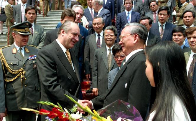President Le Duc Anh welcomes Austrian President Thomas Klestil, Hanoi, April 28, 1995 (Photo: VNA)