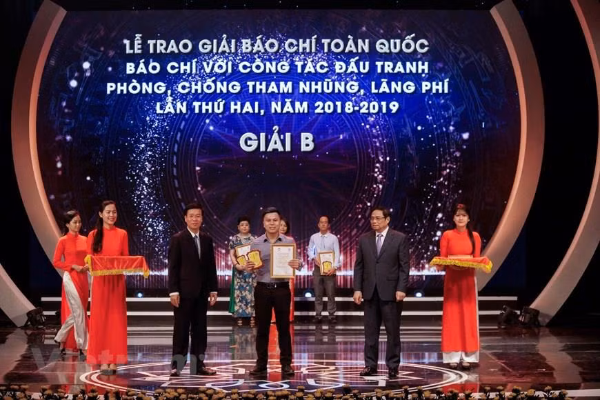 Vo Manh Hung of VietnamPlus e-newspaper (Vietnam News Agency) receives B prize award (Photo: VNA)