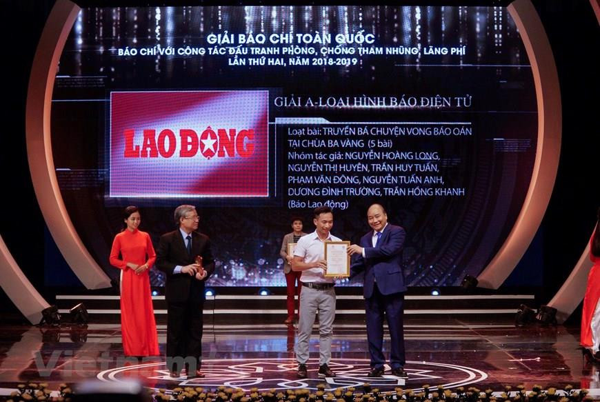 Prime Minister Nguyen Xuan Phuc presents awards to the winners of Press Prize for the fight against corruption and wastefulness (Photo: VNA)