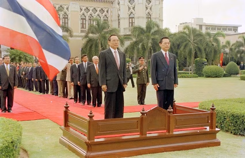 Thai Prime Minister Chuan Leekpai hosts a welcome ceremony for Prime Minister Phan Van Khai on his official visit to Thailand, May 9-12, 2000 (Photo: VNA)