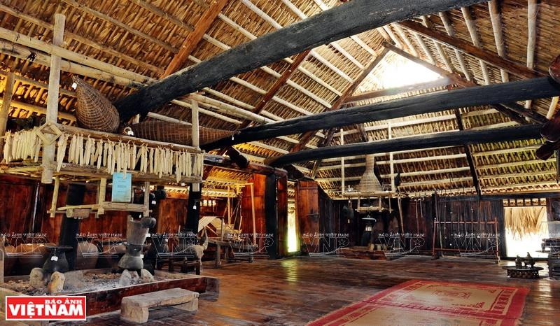 Inside the main part of a Nha Lang (Photo: VNA)