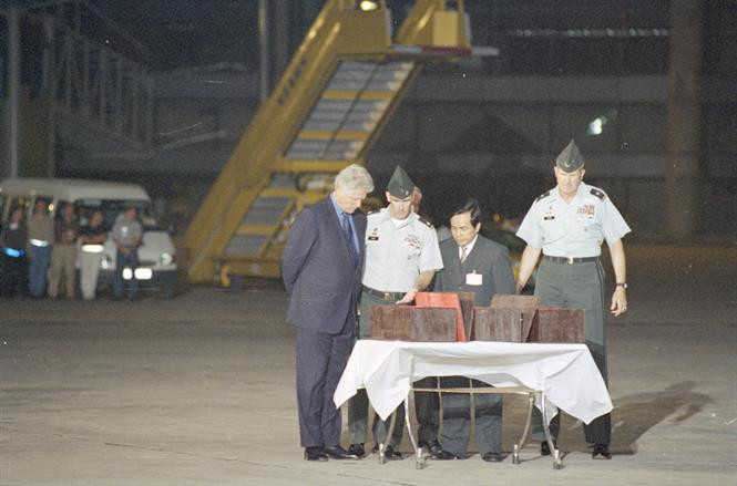 A set of 3 remains thought to belong to US soldiers missing in action (MIA) in Vietnam are repatriated at a ceremony at Noi Bai International Airport under the presence of US President Bill Clinton as he is visiting the country, Hanoi, Nov.18, 2000 (Photo: VNA) 