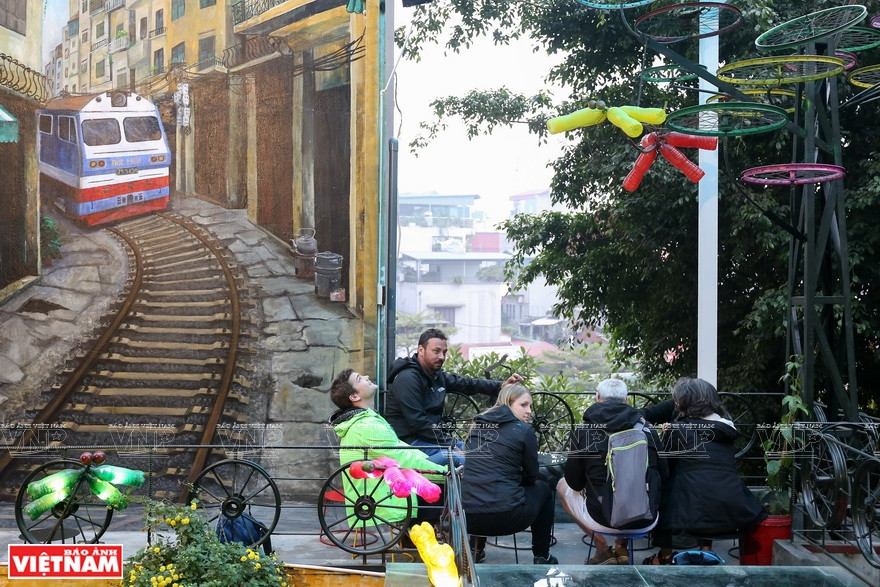 Opened just last year, this recycling cafe not only attracts young Vietnamese, but also foreigners (Photo: VNA)