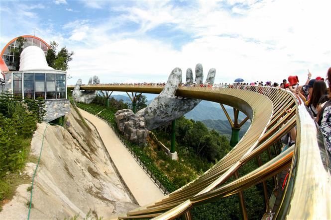 Cau Vang (Golden Bridge) at Sun World Ba Na Hills tourist was named the most favorite check-in destination in Vietnam in 2018 at WeChoice Awards (Photo: VNA)