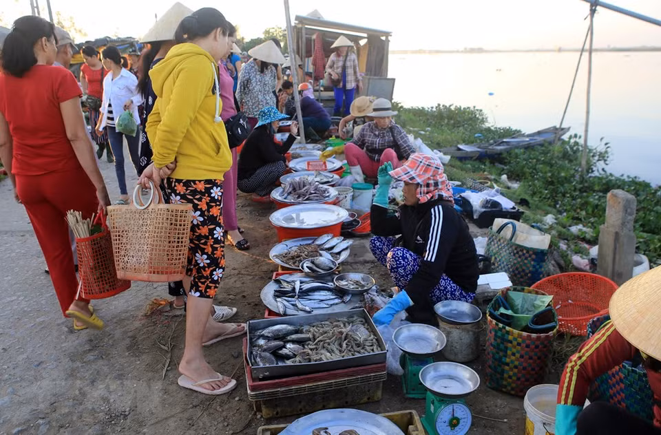 A fishing market on the bank of Tam Giang lagoon (Photo: VNA)