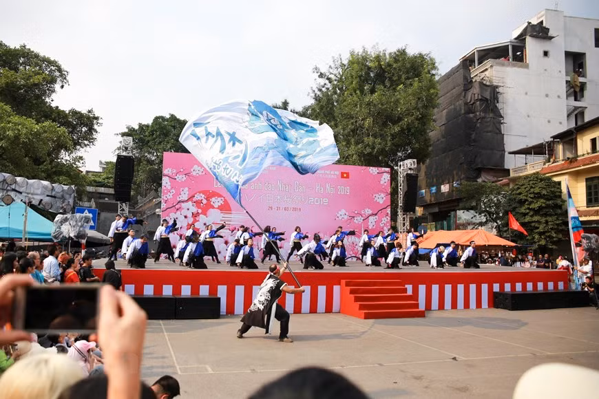 Yosakoi dance performances at Japanese cherry blossom festival in Hanoi (Photo: VNA)