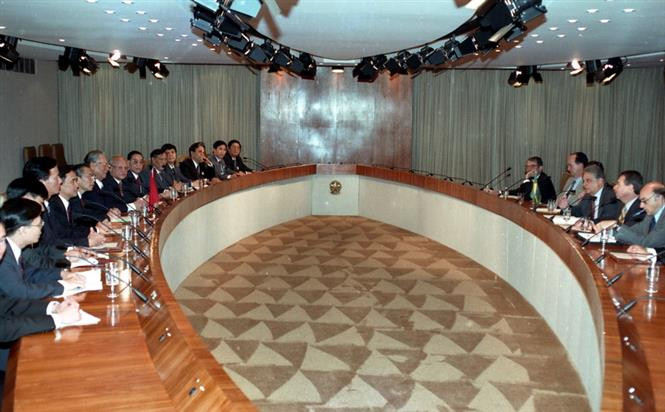 President Le Duc Anh holds talks with Brazilian President Fernando Henrique Cardoso during his official visit to Brazil, October 1995 (Photo: VNA)