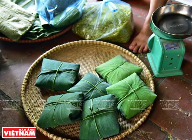 Young sticky rice flakes are wrapped in lotus leaves to retain their softness and fragrance (Photo: VNA)