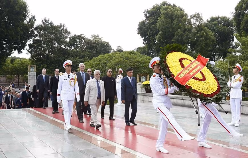 Foreign ambassadors, charge d’affaires and heads of international organisations pay tribute to President Ho Chi Minh and Vietnamese martyrs on the occasion of National Day, Hanoi, August 30 (Photo: VNA)