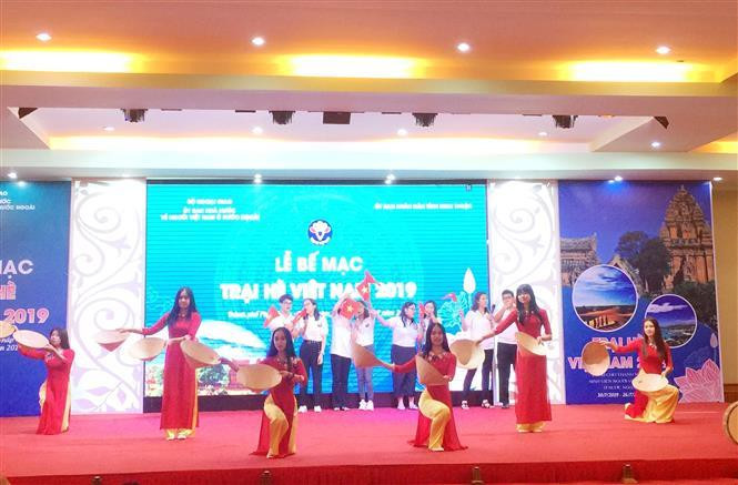 Vietnamese and international youths and students sing and dance Vietnamese folk music (Photo: VNA)