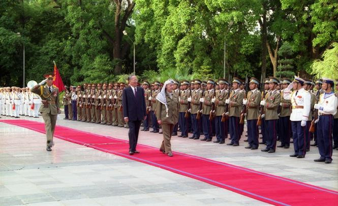 President Le Duc Anh and Palestinian President Yasser Arafat inspect the guard of honour at the Presidential Palace, Hanoi, June 19, 1996 (Photo: VNA)