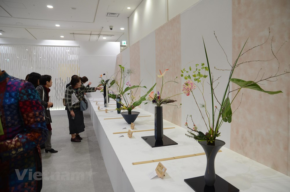 The biennial exhibition is held to showcase Ikebana works of prominent artists as well as domestic and international students (Photo: VNA)