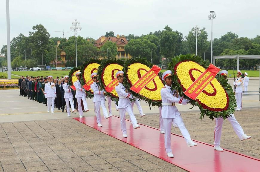 Vietnamese leaders pay tribute to President Ho Chi Minh, martyrs on the occasion of National Day, Hanoi, August 30 (Photo: VNA)