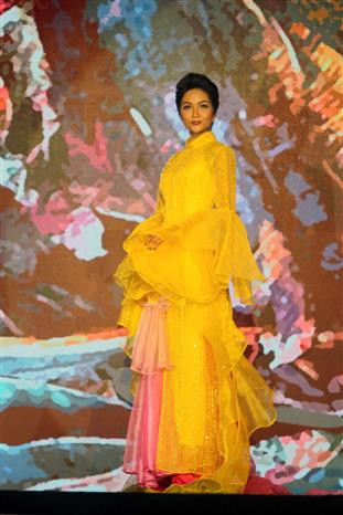 Miss Universe Vietnam 2017 H’Hen Nie, who was among top 5 of Miss Universe 2018, is the representative of the festival (Photo: VNA)