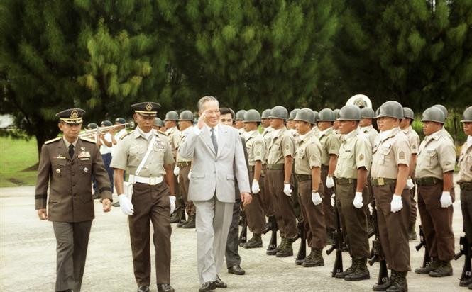 President Le Duc Anh inspects the guard of honour at his official visit to the Philippines, November 1995 (Photo: VNA)