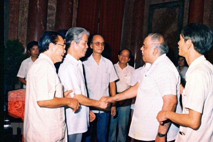 Chairman of the Council of Ministers Do Muoi receives Associated Press of Pakistan delegation who attends the 10th OANA Executive Board Meeting hosted by VNA, Hanoi, June 17, 1989 (Photo: VNA)