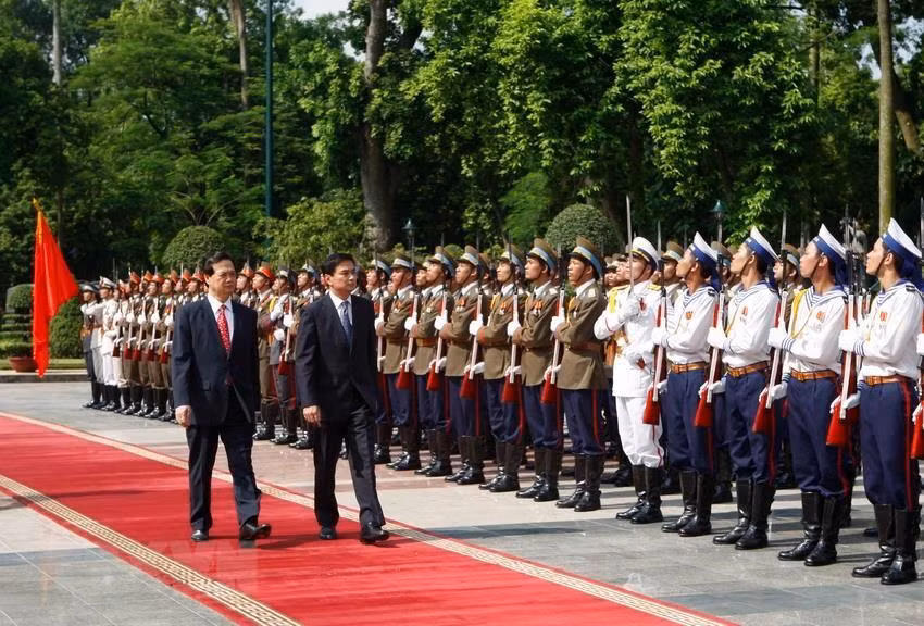 Prime Minister Nguyen Tan Dung (L) hosts the welcome ceremony for Thailand’s Prime Minister Abhisit Vejjajiva on his official visit to Vietnam, Hanoi, July 10, 2009 (Photo: VNA)